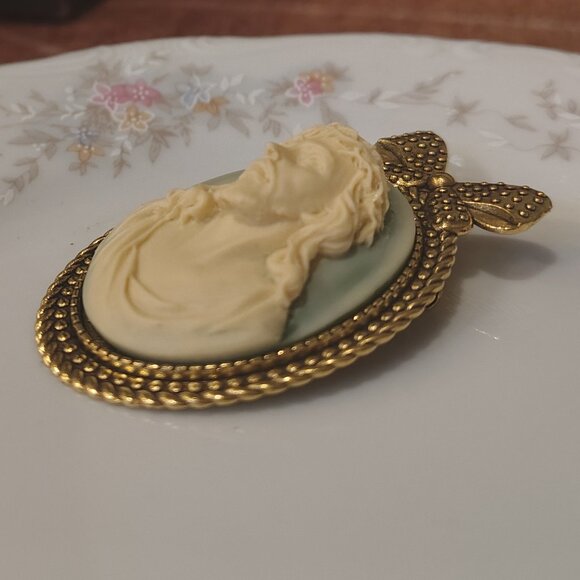 Jesus Christ Cameo Brooch Pendant Religious Pin Cream Frosted Green Gold Tone - Picture 4 of 6